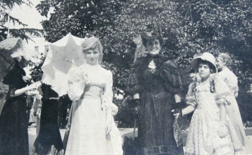 La Contessa Amalia Nani Mocenigo con le figlie Carla e Gabriella