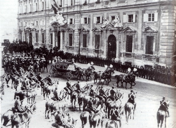 CORTEO  DI GALA  IN  USCITA DAL QUIRINALE  Roma 1920