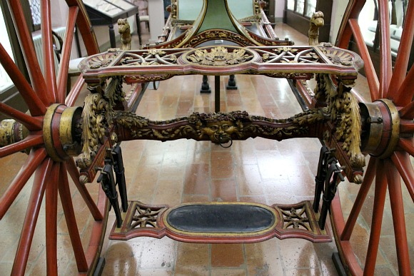 Le ricche decorazioni ad intaglio e la "predella" del Palafreniere fissata su 4 cinghie