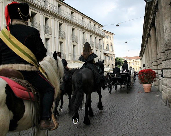 Le carrozze con gli ufficiali a cavallo di scorta attraversano Verona
