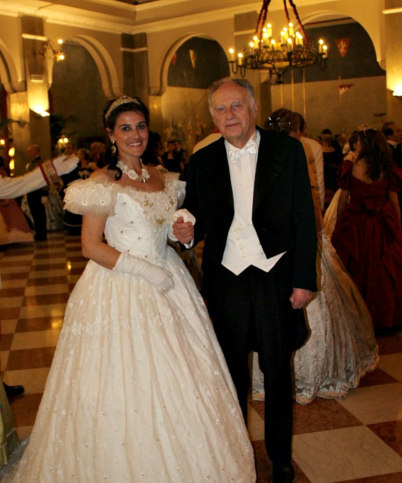Alessandro Bravi apre le danze al Gran Ballo nel salone dell'Hotel Due Torri
